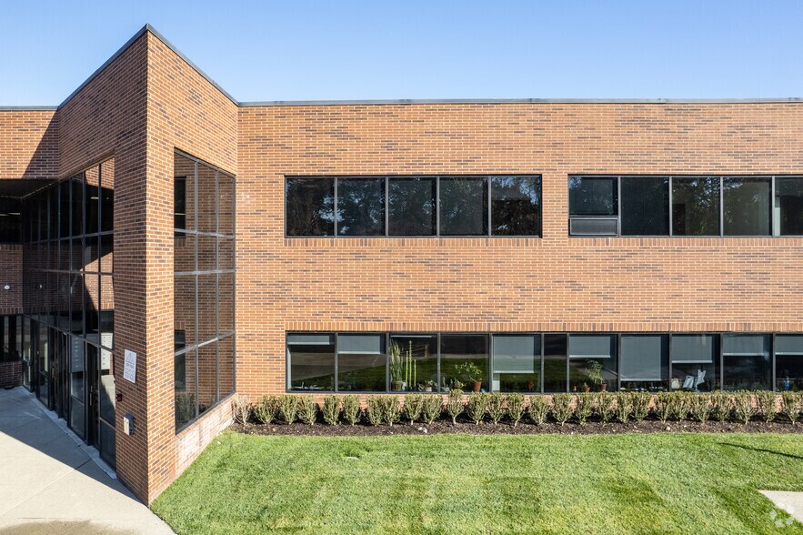 28 W Grand Ave, Montvale, NJ à louer - Photo du bâtiment - Image 2 de 14