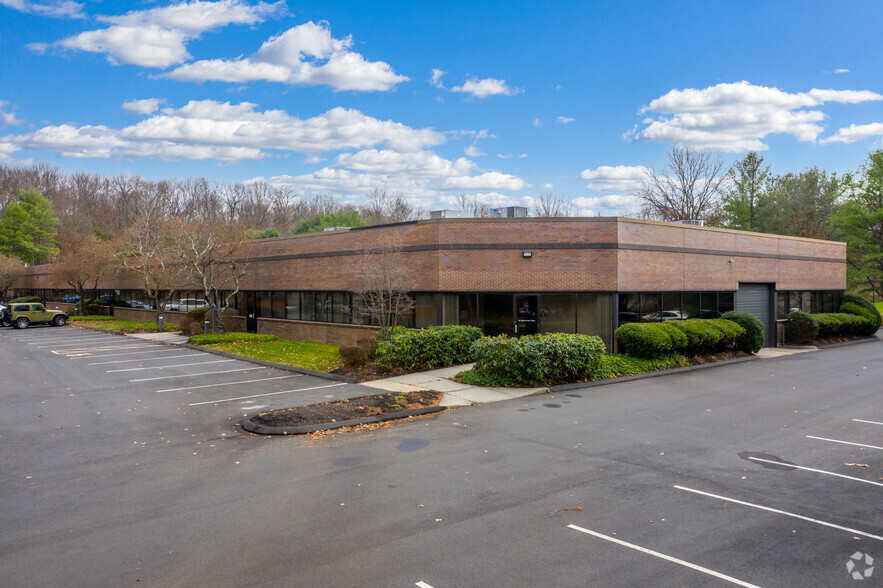 204 Spring Hill Rd, Trumbull, CT for sale - Building Photo - Image 1 of 1