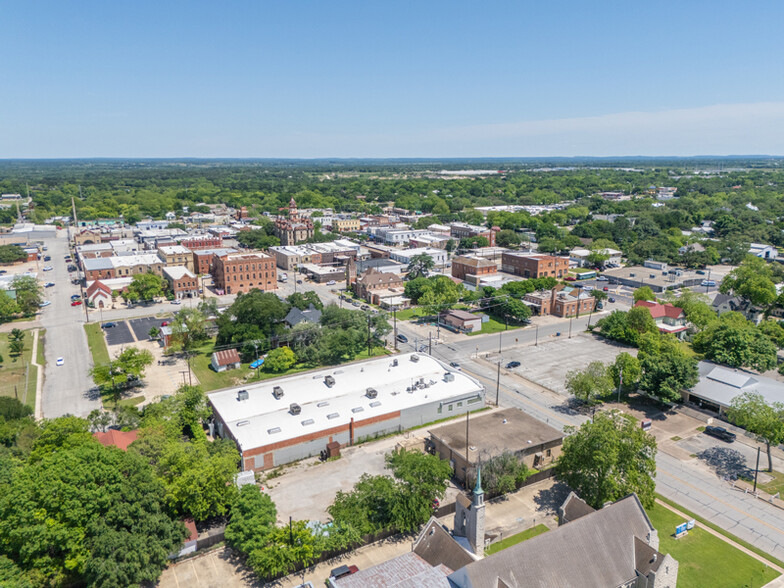 303 W San Antonio St, Lockhart, TX for sale - Building Photo - Image 3 of 10