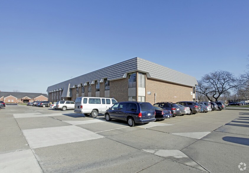 22811 Greater Mack Ave, Saint Clair Shores, MI à louer - Photo du bâtiment - Image 3 de 3