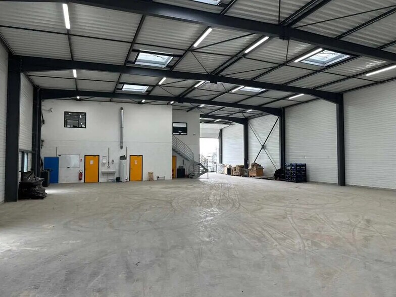 Office in La Boisse for lease - Building Photo - Image 1 of 5