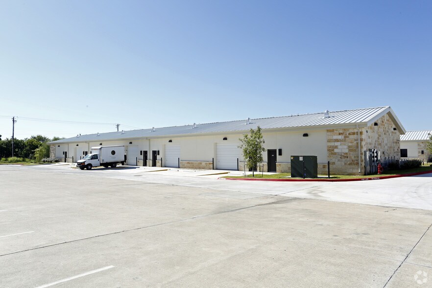 1011 S Heatherwilde Blvd, Pflugerville, TX à louer - Photo du bâtiment - Image 2 de 38