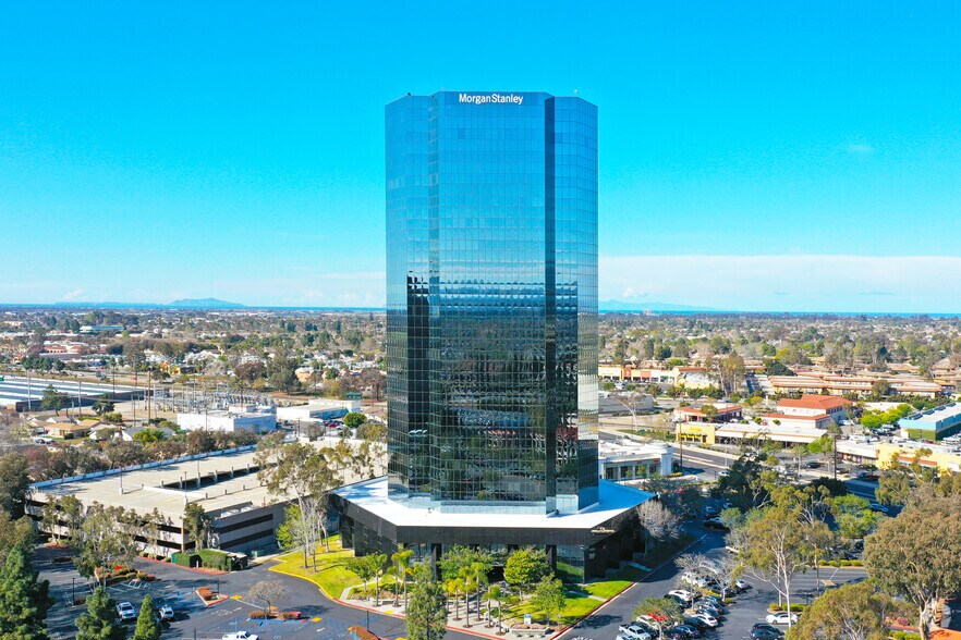 300 E Esplanade Dr, Oxnard, CA à louer - Photo du bâtiment - Image 1 de 13