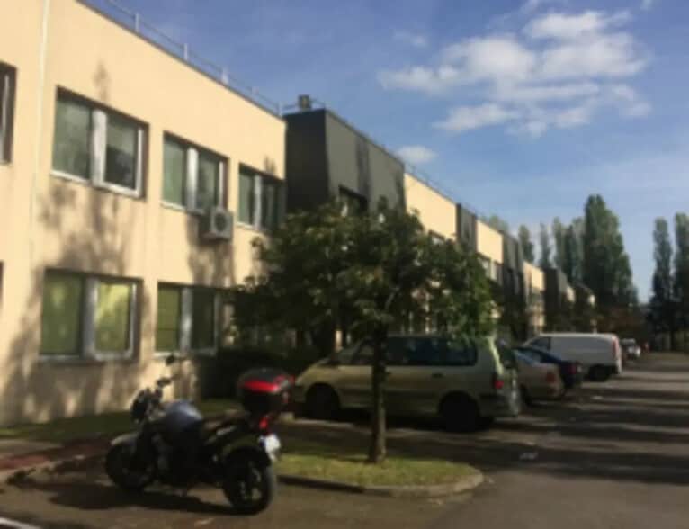 Flex in Coignières for lease - Building Photo - Image 1 of 3