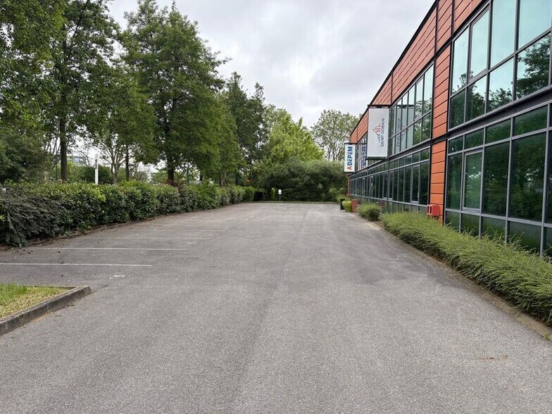 Flex dans Alfortville à louer - Photo du bâtiment - Image 1 de 16