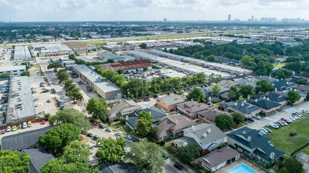 9325 Harwin Dr, Houston, TX à vendre - Photo du bâtiment - Image 3 de 4