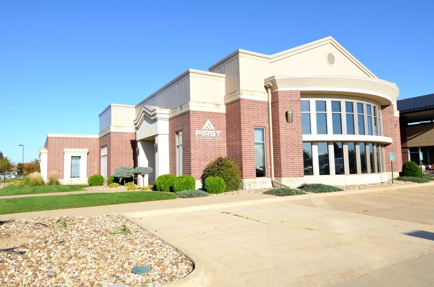 1065-1067 N Center Point Rd, Hiawatha, IA à vendre - Photo du bâtiment - Image 1 de 8