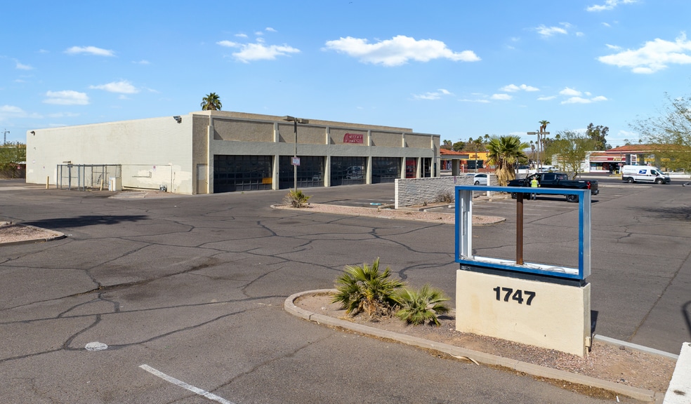 1747 E Apache Blvd, Tempe, AZ à louer - Photo du bâtiment - Image 2 de 6