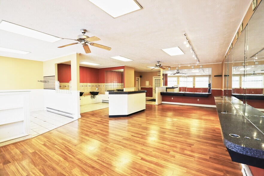 410 W Falmouth Hwy, Falmouth, MA à louer - Photo du bâtiment - Image 3 de 9