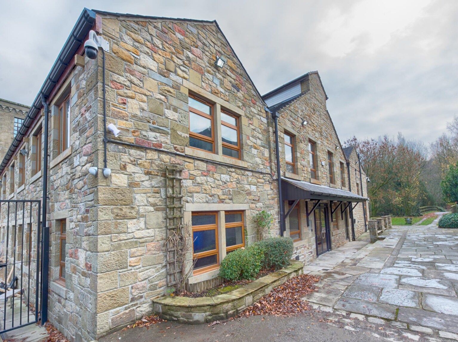 New Hall Hey Rd, Rossendale à louer Photo du bâtiment- Image 1 de 2