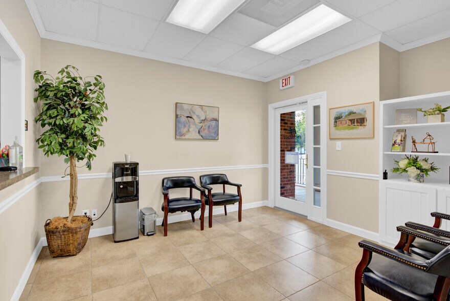 460 S Main St, Davidson, NC for lease - Lobby - Image 3 of 14