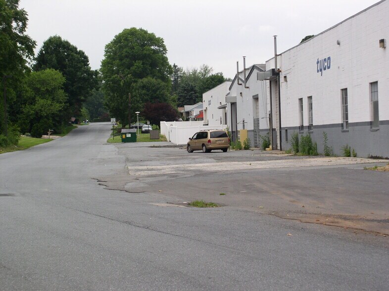 100 Gibraltar Rd, Reading, PA à louer - Photo du bâtiment - Image 2 de 5