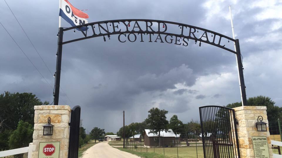 10296 E US Highway 290, Fredericksburg, TX à vendre - Photo du bâtiment - Image 2 de 17