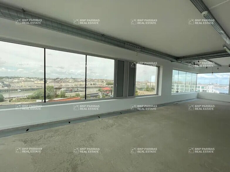 Office in Nantes for lease - Building Photo - Image 1 of 11