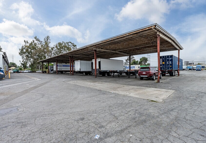 5625 E Firestone Blvd, South Gate, CA à louer - Photo du bâtiment - Image 3 de 29