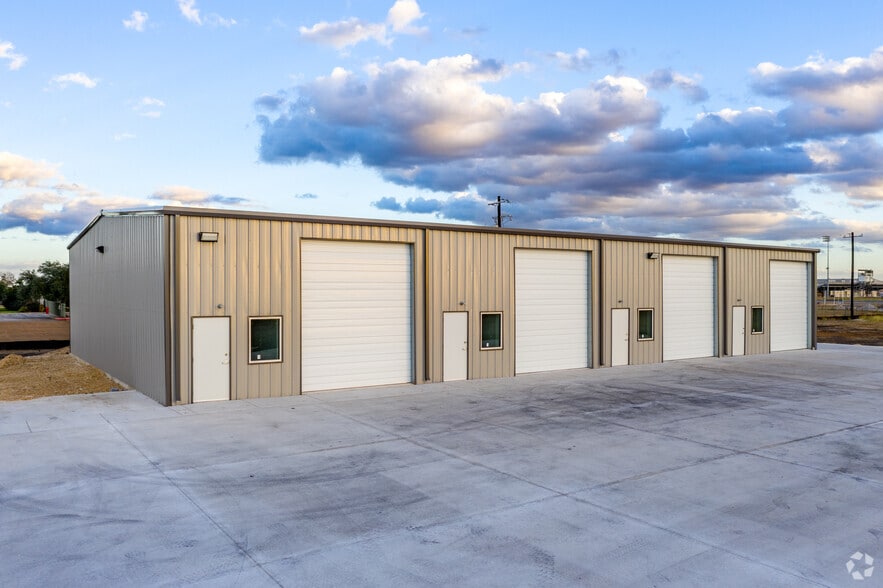 299 Navarro Dr, Seguin, TX à vendre - Photo principale - Image 1 de 19