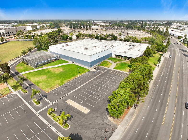 3232 W MacArthur Blvd, Santa Ana, CA for lease - Building Photo - Image 3 of 9
