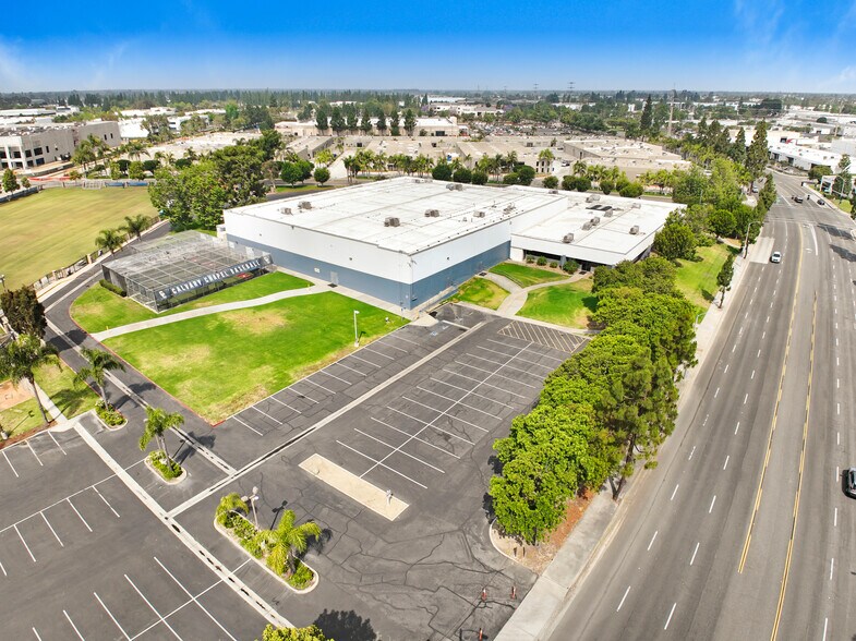 3232 W MacArthur Blvd, Santa Ana, CA à louer - Photo du bâtiment - Image 3 de 9