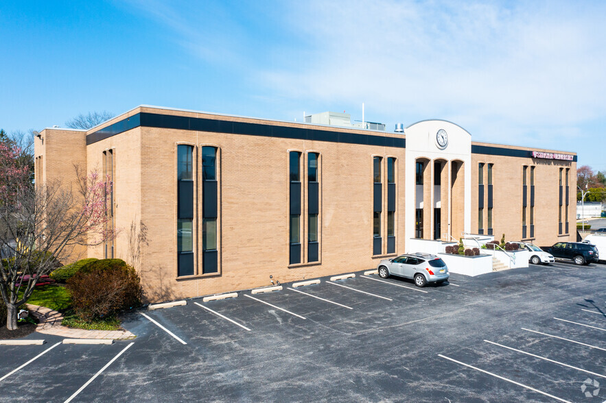 760 W Sproul Rd, Springfield, PA for lease - Primary Photo - Image 1 of 7