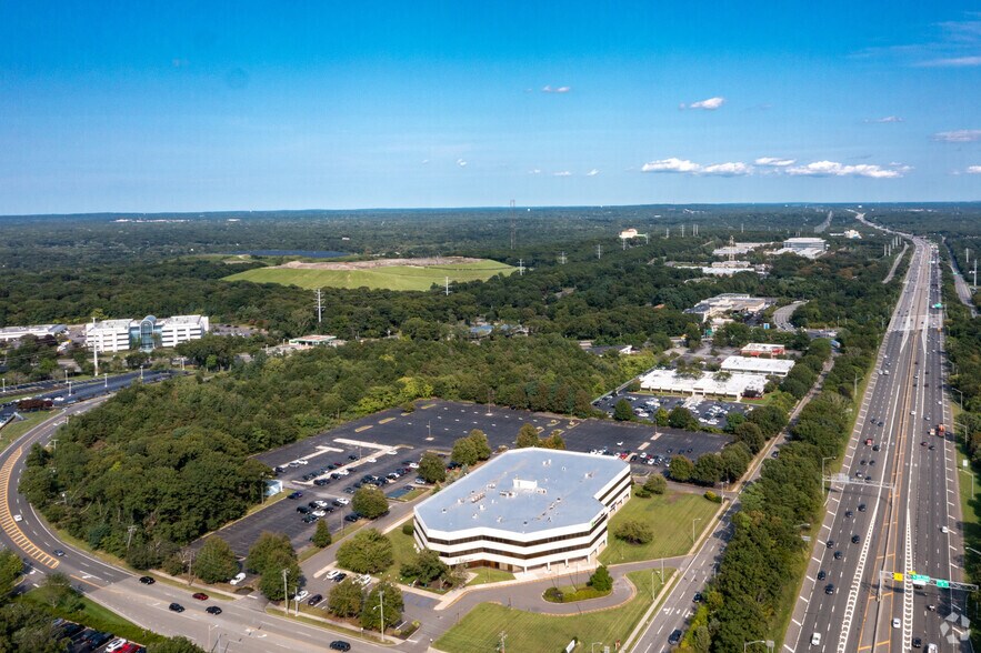 2929 Expressway Dr N, Islandia, NY à louer - Aérien - Image 3 de 6