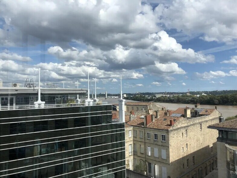 Office in Bordeaux for lease - Building Photo - Image 2 of 7