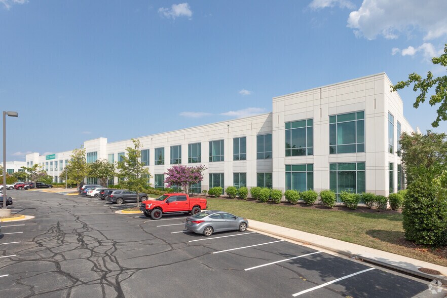 3076 Centreville Rd, Herndon, VA à louer - Photo du bâtiment - Image 2 de 4