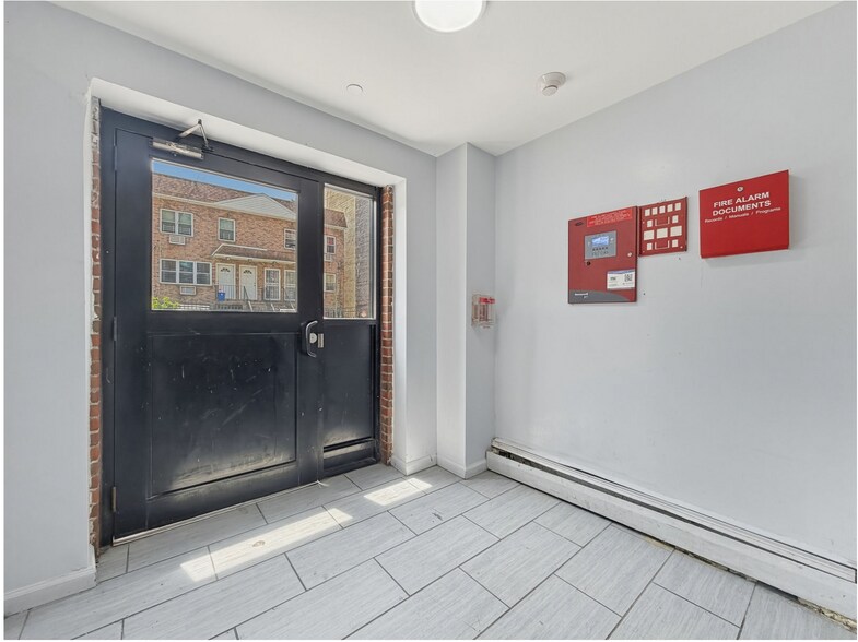 715 E 214th St, Bronx, NY à vendre - Photo du bâtiment - Image 2 de 9