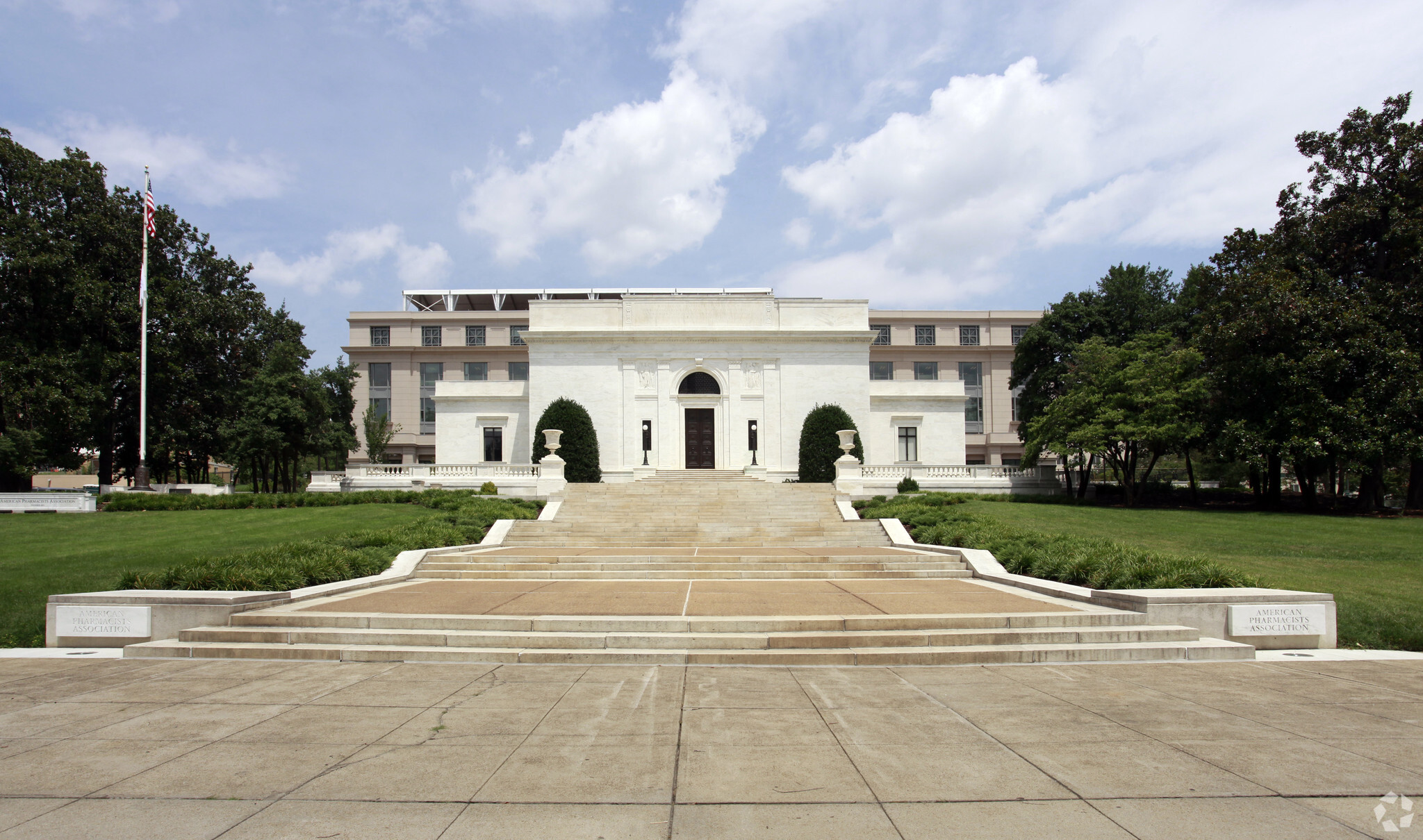 2215 Constitution Ave NW, Washington, DC à vendre Photo principale- Image 1 de 1