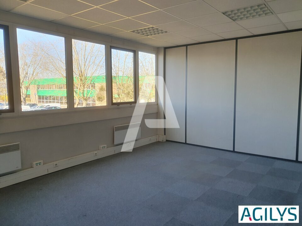 Flex in Saint-Thibault-des-Vignes for lease Interior Photo- Image 1 of 8