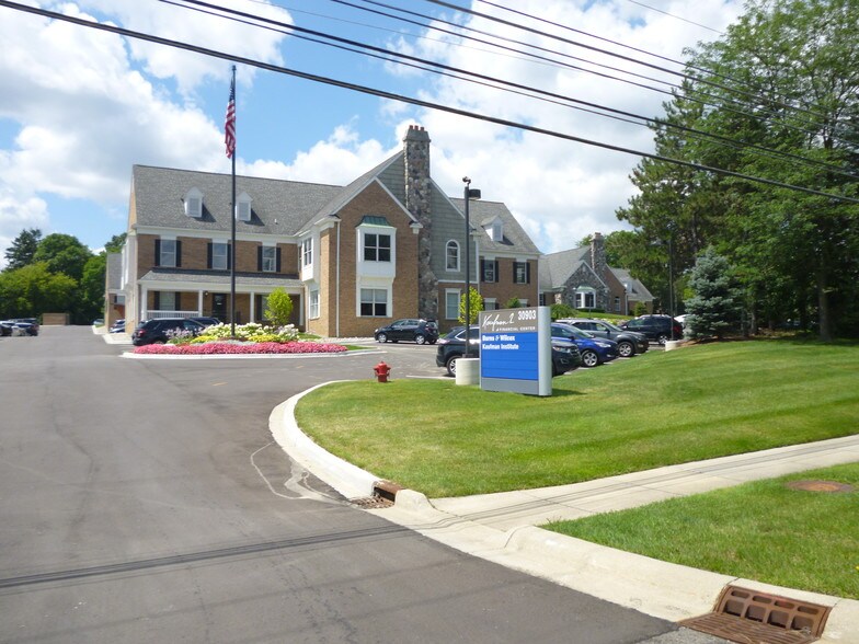 30903 Northwestern Hwy, Farmington Hills, MI à louer - Photo du bâtiment - Image 3 de 9