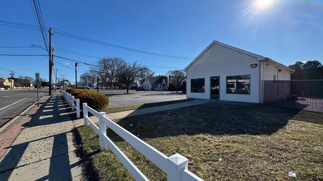More details for 199 E Montauk Hwy, Lindenhurst, NY - Retail for Sale
