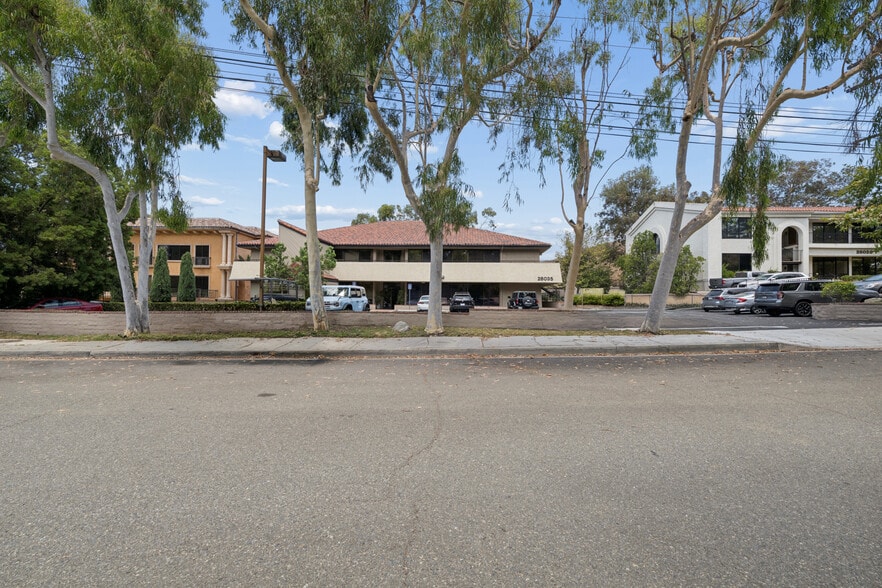 28035 Dorothy Dr, Agoura Hills, CA à vendre - Photo du bâtiment - Image 2 de 14