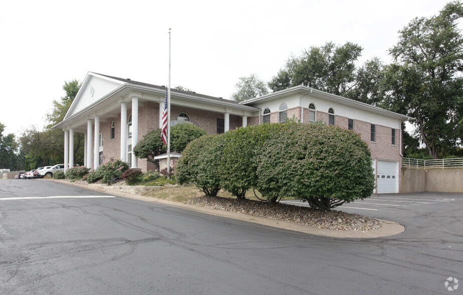 2705 Happy Joe Dr, Bettendorf, IA à vendre - Photo du bâtiment - Image 2 de 7