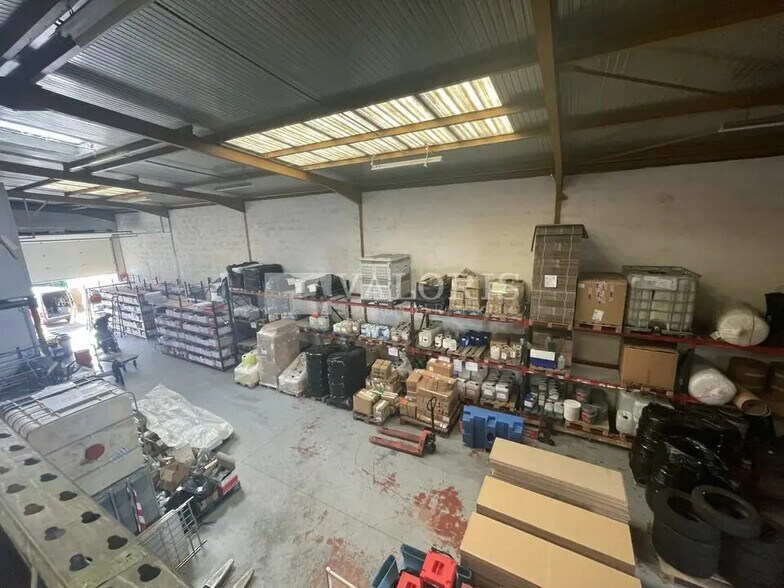 Flex in Vénissieux for lease - Interior Photo - Image 2 of 13