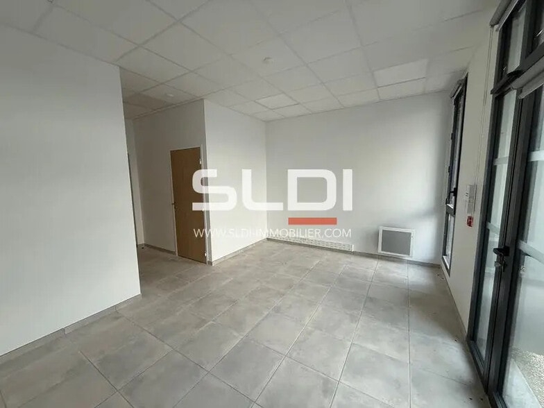 14 Rue Des Sablières, Saint-Quentin-Fallavier for lease - Building Photo - Image 2 of 8