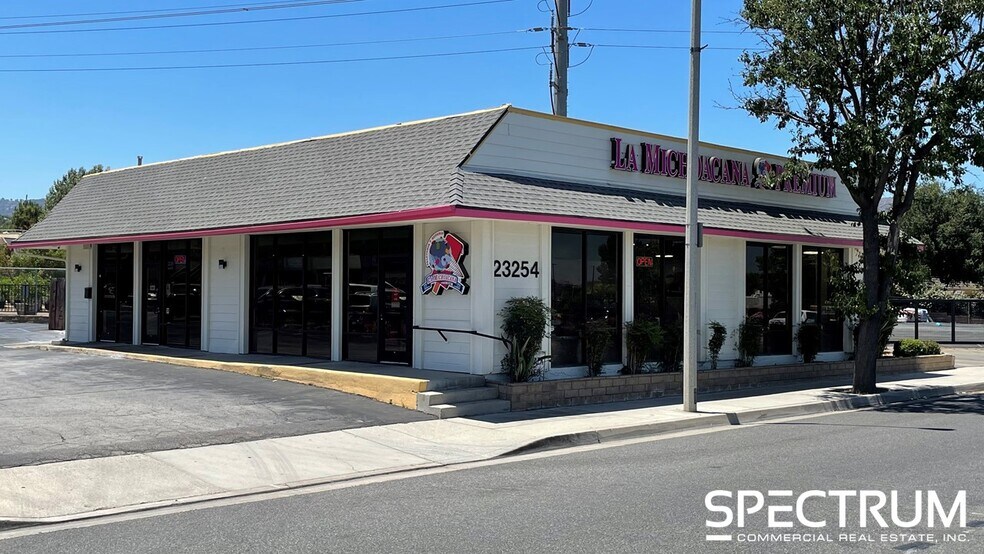 23226-23238 Lyons Ave, Santa Clarita, CA à louer - Photo du bâtiment - Image 2 de 7