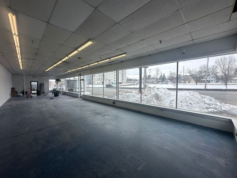 2222 Oriskany Blvd, Utica, NY à louer - Photo du bâtiment - Image 2 de 2