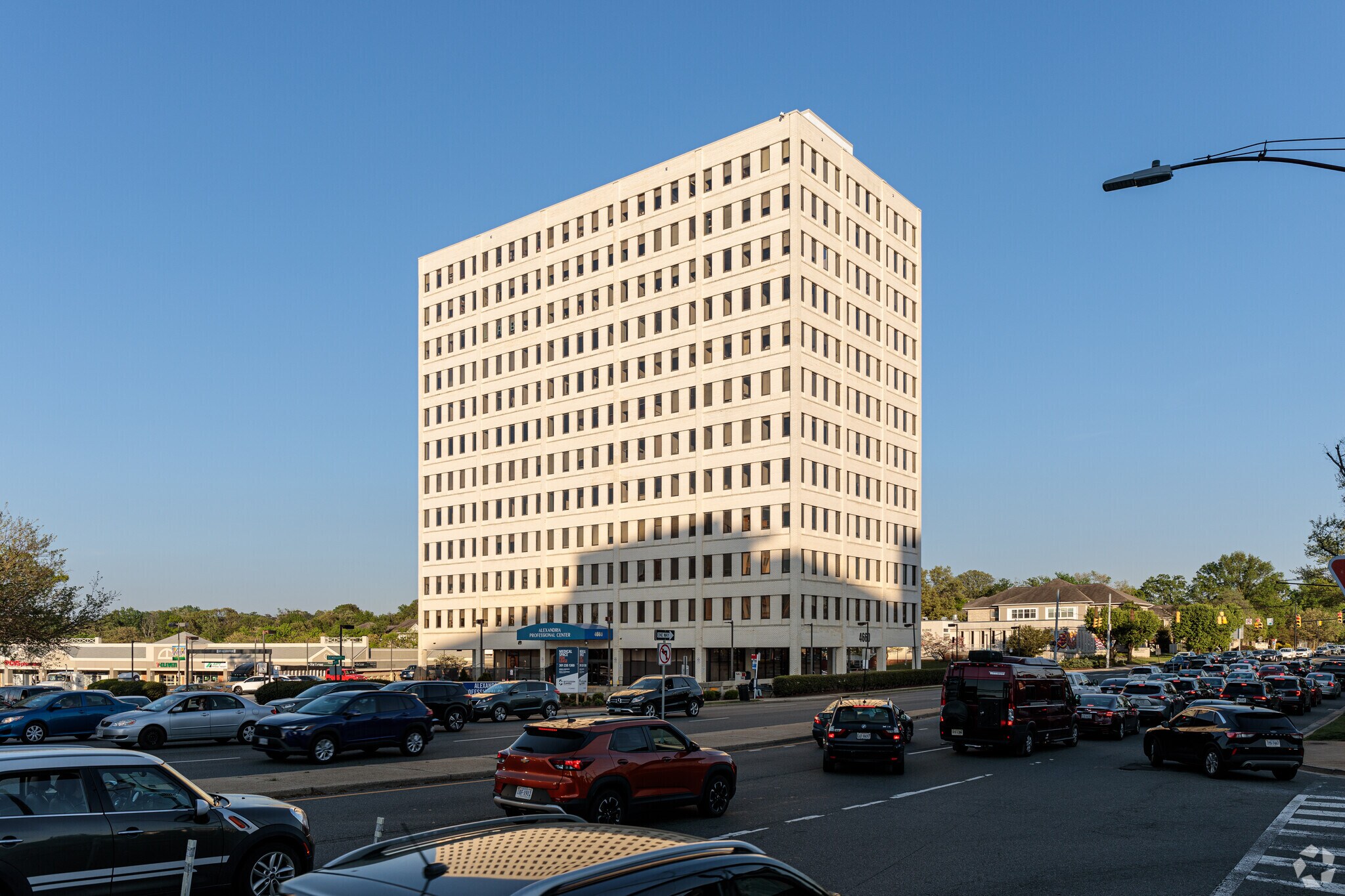 4660 Kenmore Ave, Alexandria, VA à louer Photo du bâtiment- Image 1 de 21
