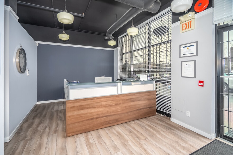 15272 Croydon Dr, Surrey, BC for sale - Interior Photo - Image 2 of 9