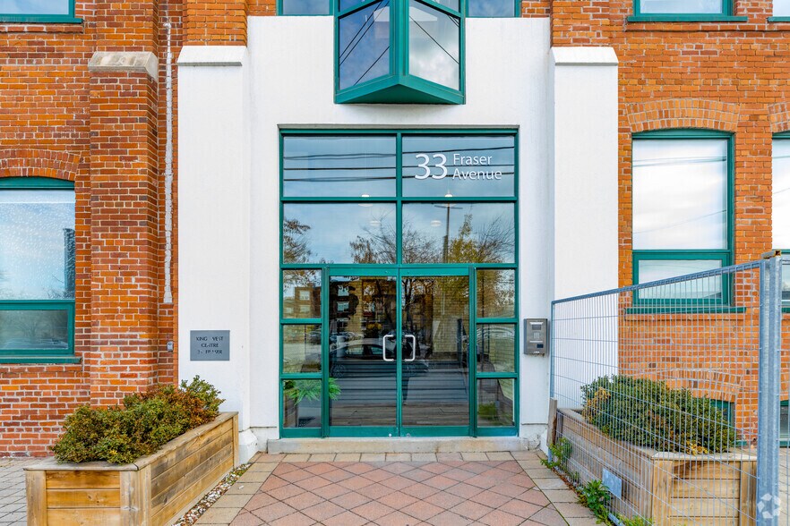 33 Fraser Ave, Toronto, ON à louer - Photo du bâtiment - Image 3 de 6