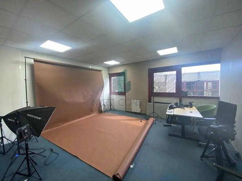 Office in Pontoise for lease - Interior Photo - Image 3 of 4