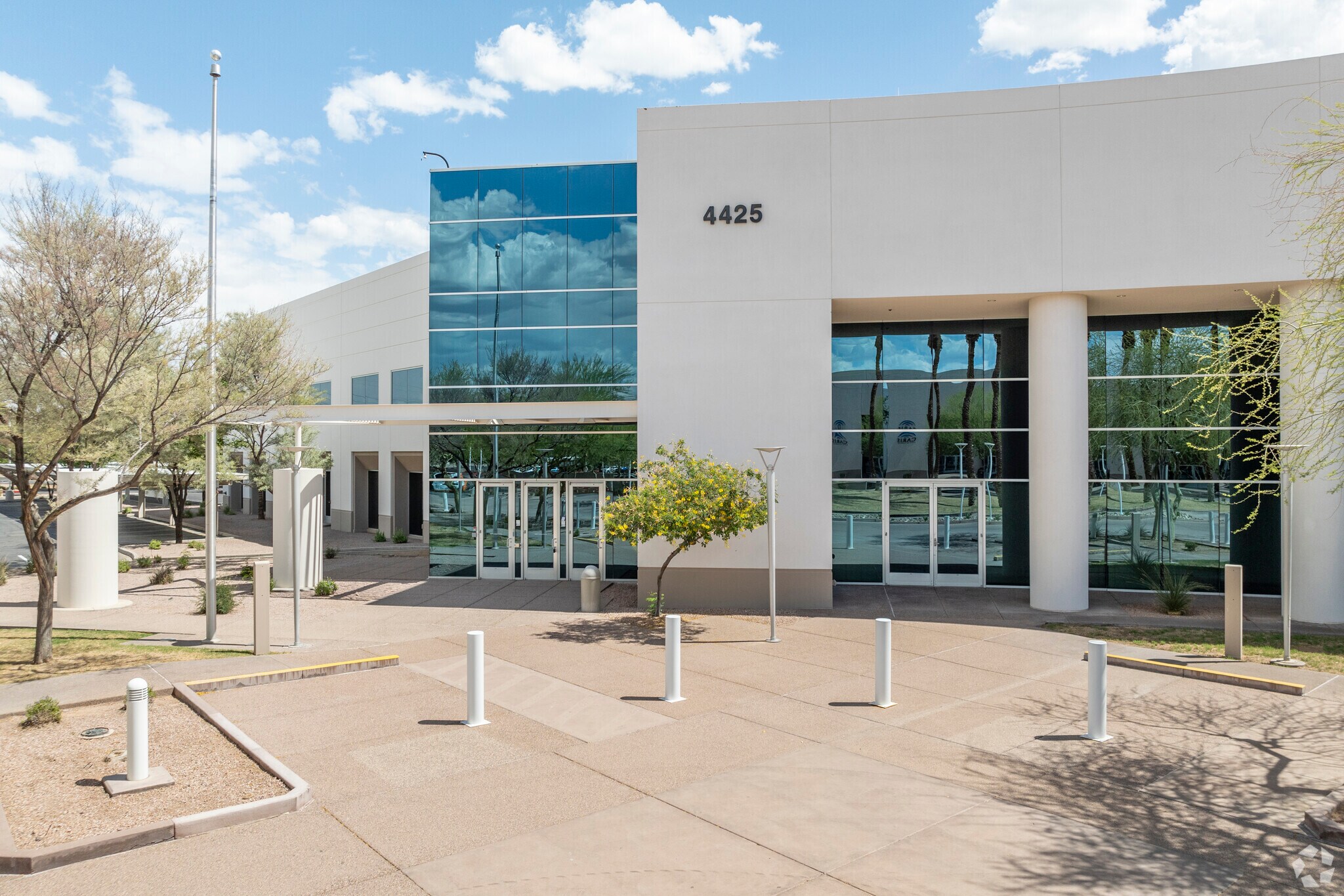 4425 E Cotton Center Blvd, Phoenix, AZ à louer Photo principale- Image 1 de 6