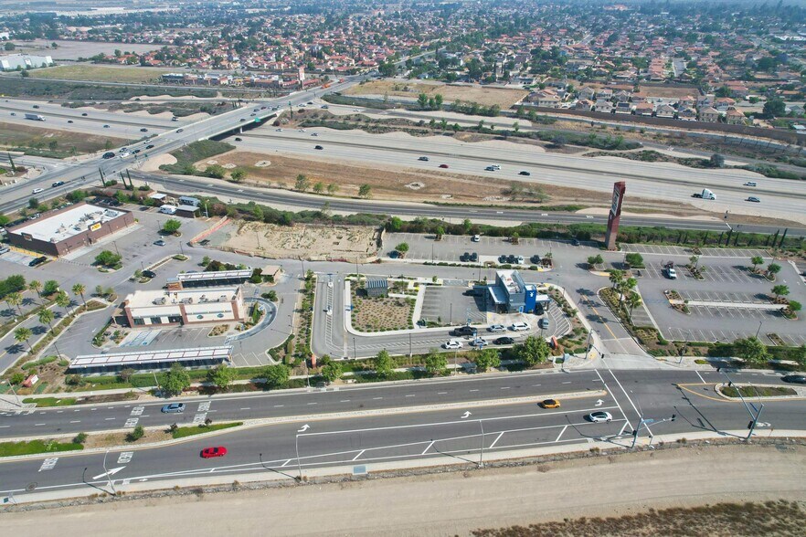 1020 Renaissance Pky, Rialto, CA à vendre - Photo du bâtiment - Image 3 de 22