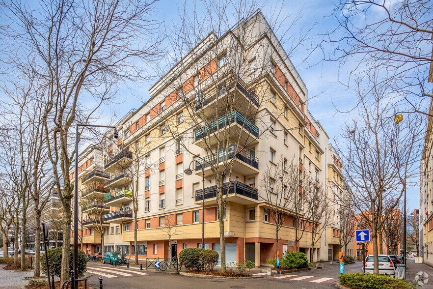 8 Rue Henri Becquerel, Rueil-Malmaison à louer - Photo du bâtiment - Image 3 de 4