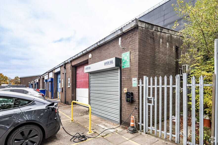Pepper Rd, Stockport à vendre - Photo du bâtiment - Image 2 de 8