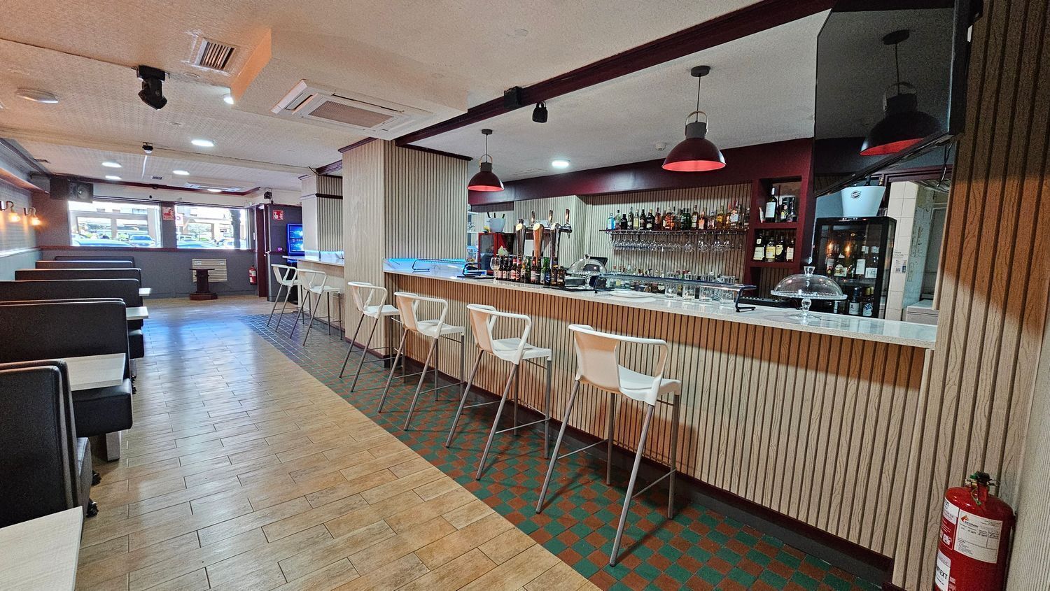 Retail in Pamplona for sale Interior Photo- Image 1 of 31