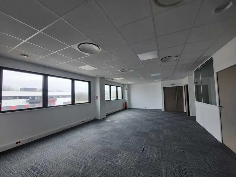 27 Chemin Des Peupliers, Dardilly for lease - Interior Photo - Image 3 of 7