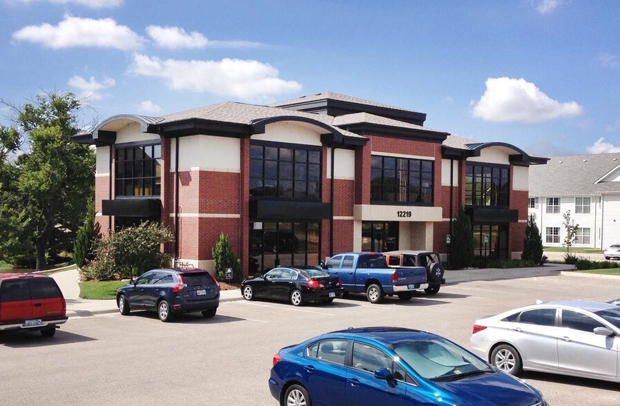 12219 E Central Ave, Wichita, KS à vendre - Photo du bâtiment - Image 2 de 16