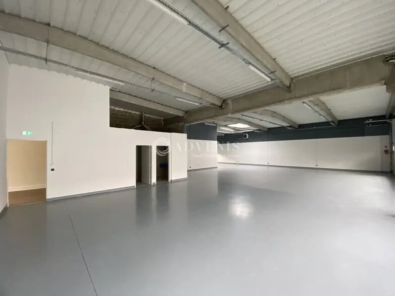 Flex in Trappes for lease - Interior Photo - Image 2 of 9