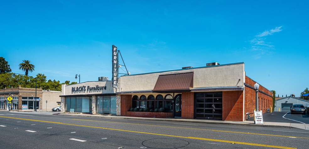 321 W Chapman Ave, Orange, CA à louer - Photo du bâtiment - Image 3 de 46